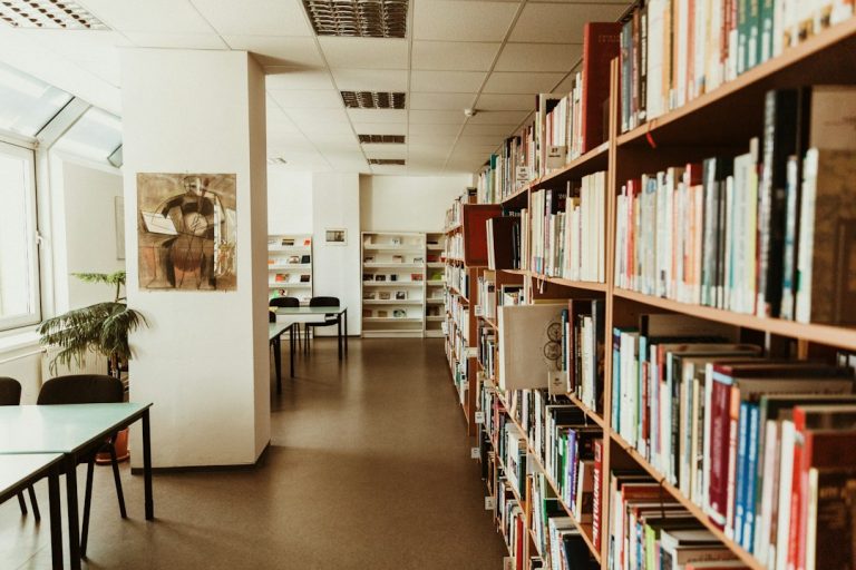 Açık akademik eğitim ve psikoloji alanında üniversite kütüphanesi